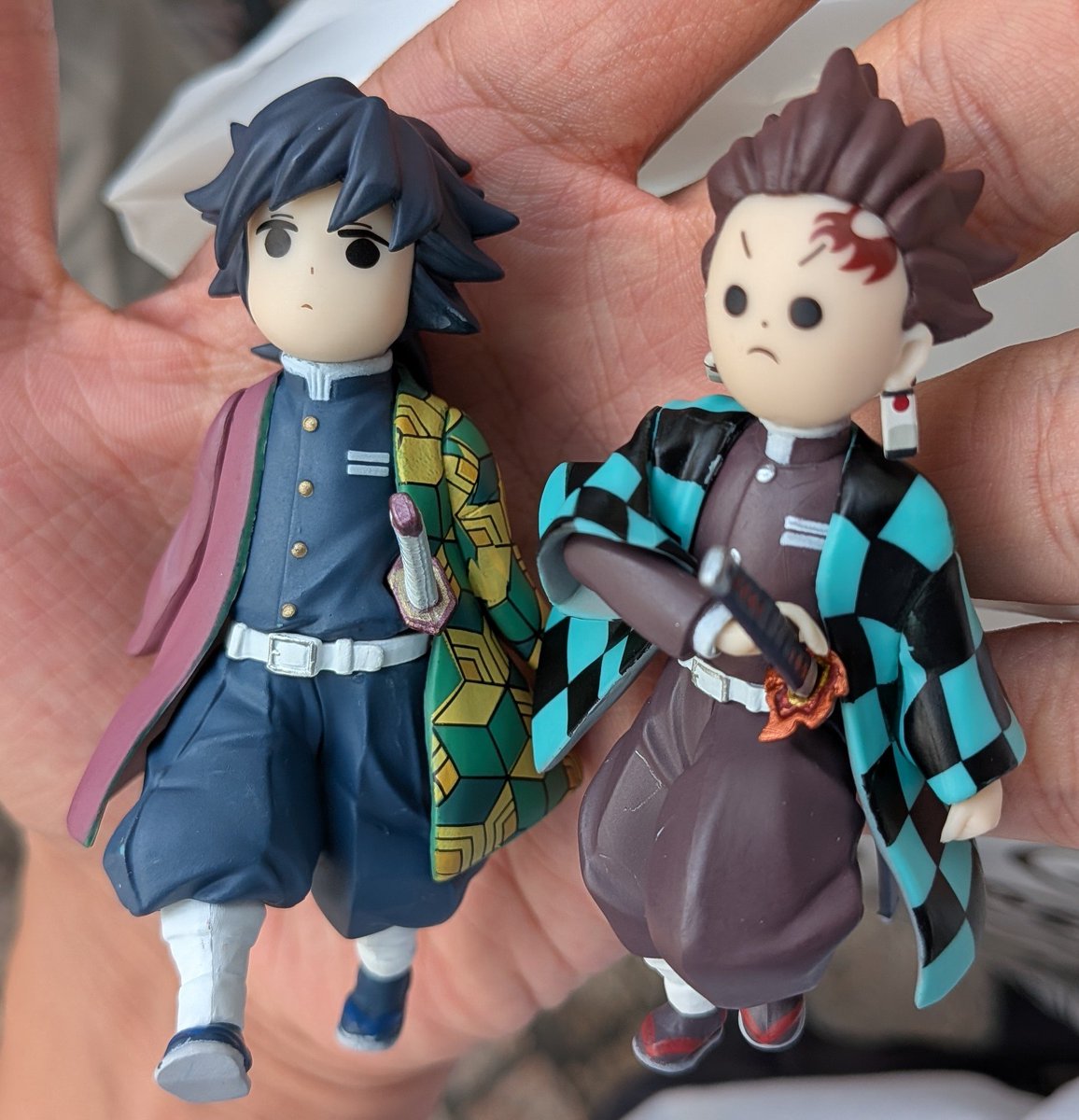 guernicass4's tweet photo. 炭治郎と義勇のてちてちフィギュア、本当手のひらサイズだった！

可愛い！ https://t.co/yJOVDQYKX2