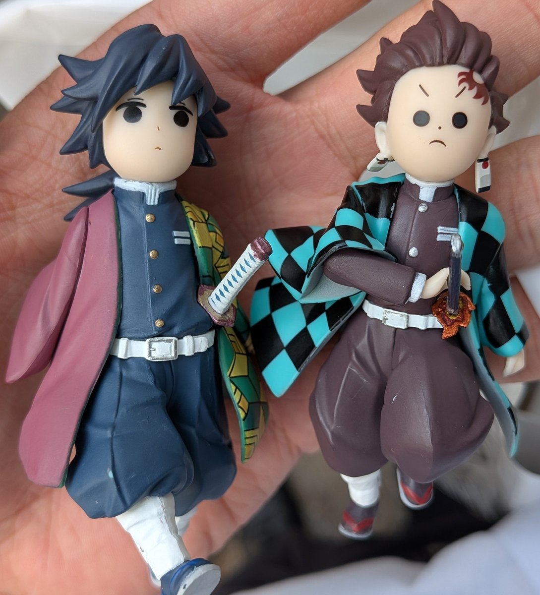guernicass4's tweet photo. 炭治郎と義勇のてちてちフィギュア、本当手のひらサイズだった！

可愛い！ https://t.co/yJOVDQYKX2