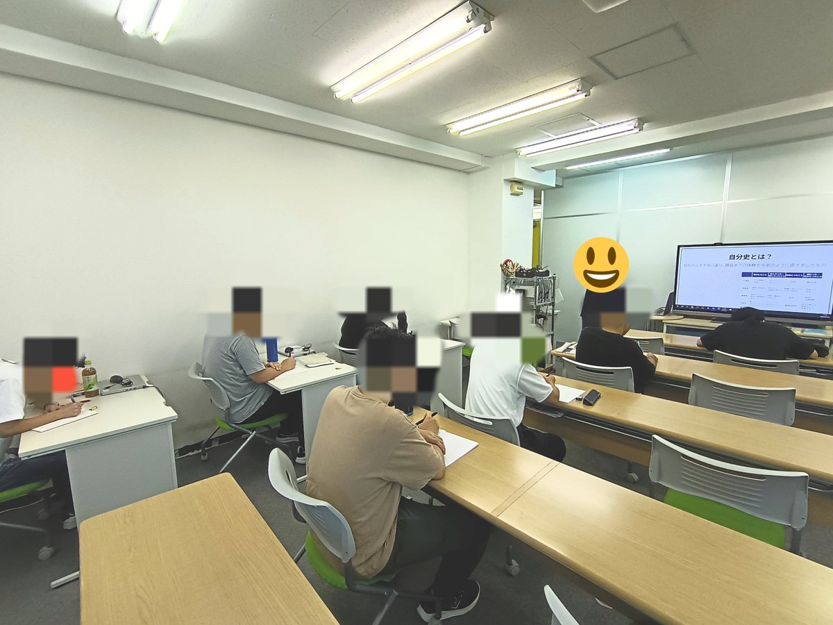 MintOsaka's tweet photo. 本日、自立訓練の午前カリキュラムは『自己理解』で『自分史を作る』がテーマです😳
自分の過去を振り返ってそのときどきに感じたことを整理してみると、自分がどんなことを思い、考え、行動してきたかがよく見えてきます。
思い出すのは大変さもありますが、ゆっくりチャレンジしてもらいましょう。 https://t.co/8QLb2Tql0S
