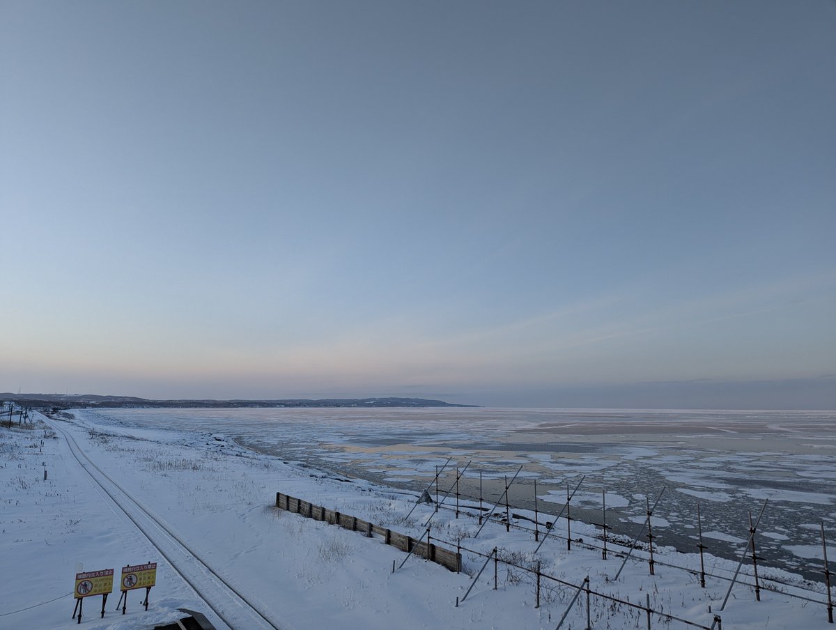 matthew_perry_'s tweet photo. 北海道 / 網走『北浜構内踏切』
踏切は、世界の境界線だった。
カンカン…じゃなくて、聞こえるのは冬の静けさだけ。

一歩、線を越えた先に広がるのは、
白く凍った海と、流氷の世界。
駅から数分で、現実がほどけていく。

また帰ってきたくなる景色が、ここにある。

#流氷 #一人旅 #北浜駅 https://t.co/IBKVNNP1kB