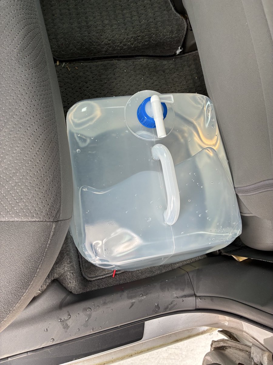nenchusy's tweet photo. 大分市の給水車が来て飲料水くれます。
しかも水入れる作業もやってくれます。
容器は無くてもOK。
２０リットルタンク欲しい方はハンズマンに798円で売ってあります。
場所は旧仮庁舎のカタル。

#熊本地震
#給水
#益城町 https://t.co/nliaFETTFk