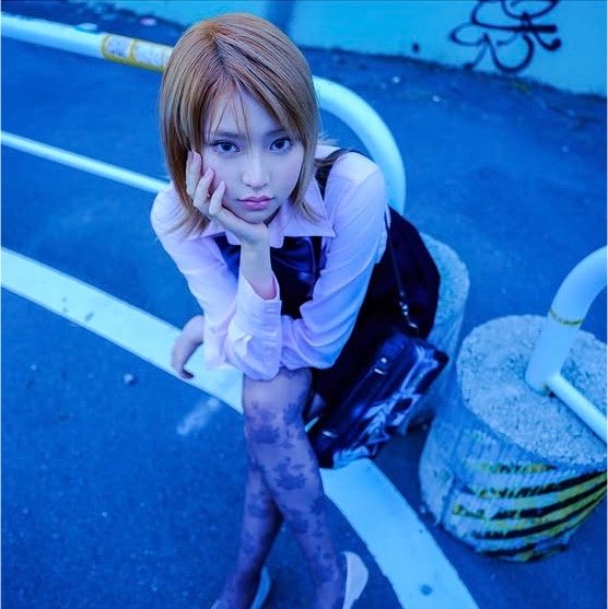 0fky4's tweet photo. どこのギャルかと思ったらハウムちゃん…
めちゃくちゃ平成味のあるお顔じゃないですか
スタイリング大正解すぎてる https://t.co/VzGxQ6Slwg