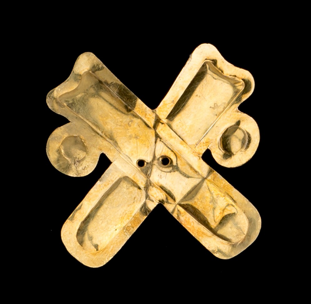 LeoLopezLujan's tweet photo. COMO LA BANDERA PIRATA!
   Dos canillas, pero sin una calavera... 
   Un bello ornamento de lámina de oro repujada descubierto en nuestras excavaciones al pie de la pirámide principal de Tenochtitlan. Poco metal, cuantitativamente hablando, pero elaborado con gran destreza. https://t.co/8sBbRwIW4x