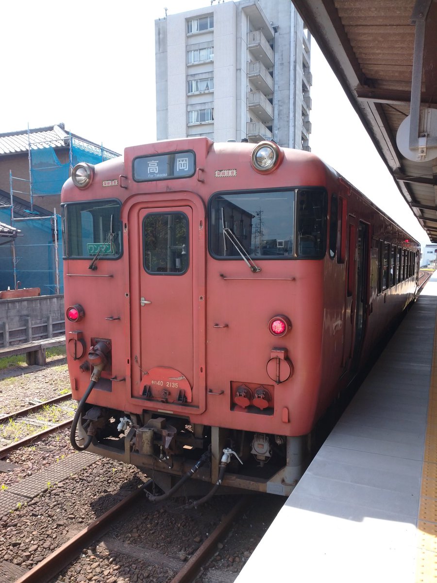jose5338's tweet photo. 氷見駅。
氷見線の終点駅。

キハ40と出会えて幸せ💖
この姿を見られるのはあとどのくらいかしら…😢

#氷見駅
#氷見線
#氷見市
#富山県
#キハ40 https://t.co/onxjxTtxoG