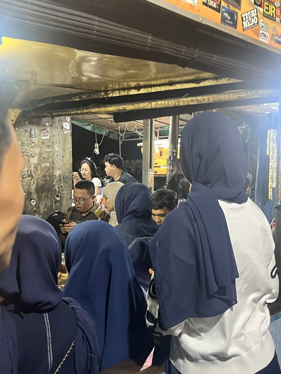 Bisikanjam's tweet photo. Today jam 21:21 WIB makan di ketan susu kemayoran, tbtb dateng segerombolan si putra siregar 🙂 lu tau apa yg nyebelin? gua gatau siapa si mba mba itu tbtb duduk sebelah gue mepet bgt nempel paha smpe gue shock kek maksud ?! Terusssss ngerekam bgt yg kayak hp dimana2 flash nyala, maksud gue, pls biarin gue nikmatin tempe goreng anget dulu😭😭😭😭😭 trs tbtb nge gruduk lah tanpa permisi dan say sorry. Sangat disayangkan ya influencer yg punya toko dimana2 tapi attitudenya minus.
@pst0re

gue sebel krn ini tempat umum dan gue bayar jg disitu dan gue duduk duluan disitu 🙂Alhasil gue ngalah, gue berdiri dalam kondisi es teh masih penuh, tempe goreng masih ada ditangan dan ketan gue masih ada di piring!! Tapi gue berdiri dan milih berdiri, karena bener2 ga nyaman kek ngusir alus 🙂🖕 pas udh dudukin tempat gue pun gada bilang makasi samsek. gws deh putra @pst0re

Gue tau kok kl influencer itu ngerekam buat kebutuhan jg, dan pasti setelah itu ketan susu nya bakal lebih rame (amiinn) Tapi yg disayangkan cmn attitude nya aja kyak gmn yaccchhh disitu ada org yahh bukan badut😭😭😭😭 kl org jawa bilang unggah-ungguh . Permisi atau gmn kek ☺️🫰🏻

cc : taurus.24jam