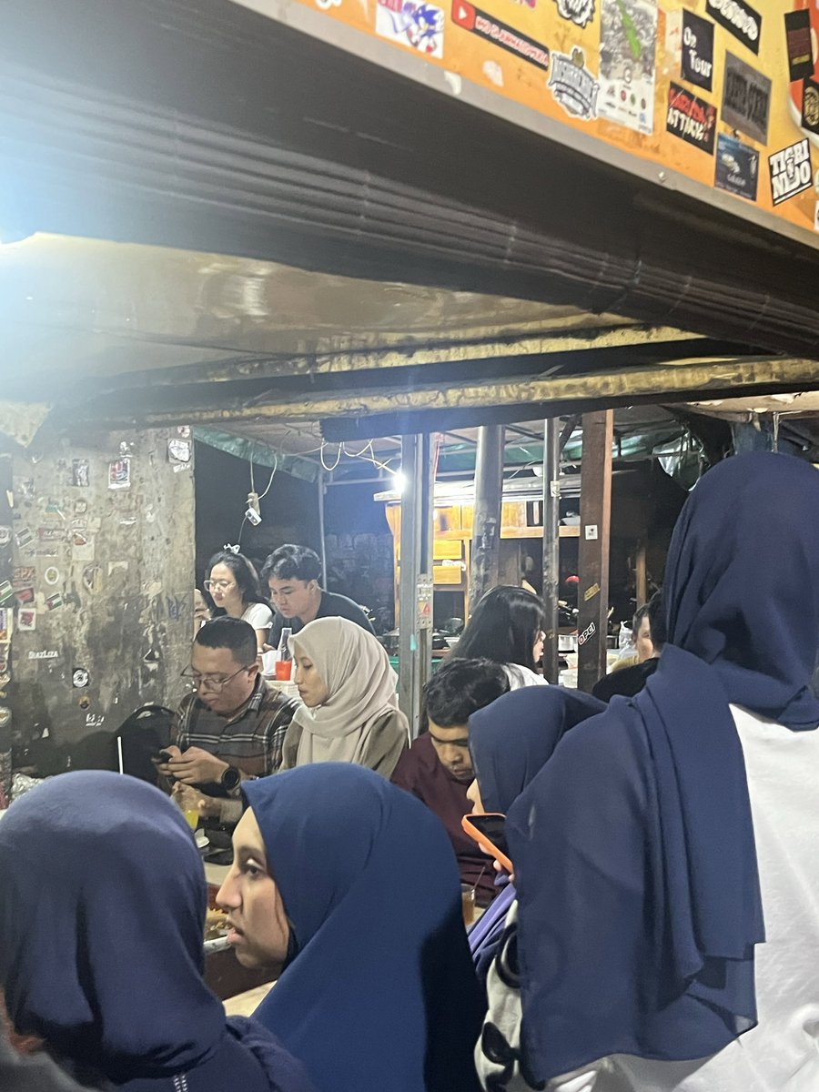 Bisikanjam's tweet photo. Today jam 21:21 WIB makan di ketan susu kemayoran, tbtb dateng segerombolan si putra siregar 🙂 lu tau apa yg nyebelin? gua gatau siapa si mba mba itu tbtb duduk sebelah gue mepet bgt nempel paha smpe gue shock kek maksud ?! Terusssss ngerekam bgt yg kayak hp dimana2 flash nyala, maksud gue, pls biarin gue nikmatin tempe goreng anget dulu😭😭😭😭😭 trs tbtb nge gruduk lah tanpa permisi dan say sorry. Sangat disayangkan ya influencer yg punya toko dimana2 tapi attitudenya minus.
@pst0re

gue sebel krn ini tempat umum dan gue bayar jg disitu dan gue duduk duluan disitu 🙂Alhasil gue ngalah, gue berdiri dalam kondisi es teh masih penuh, tempe goreng masih ada ditangan dan ketan gue masih ada di piring!! Tapi gue berdiri dan milih berdiri, karena bener2 ga nyaman kek ngusir alus 🙂🖕 pas udh dudukin tempat gue pun gada bilang makasi samsek. gws deh putra @pst0re

Gue tau kok kl influencer itu ngerekam buat kebutuhan jg, dan pasti setelah itu ketan susu nya bakal lebih rame (amiinn) Tapi yg disayangkan cmn attitude nya aja kyak gmn yaccchhh disitu ada org yahh bukan badut😭😭😭😭 kl org jawa bilang unggah-ungguh . Permisi atau gmn kek ☺️🫰🏻

cc : taurus.24jam