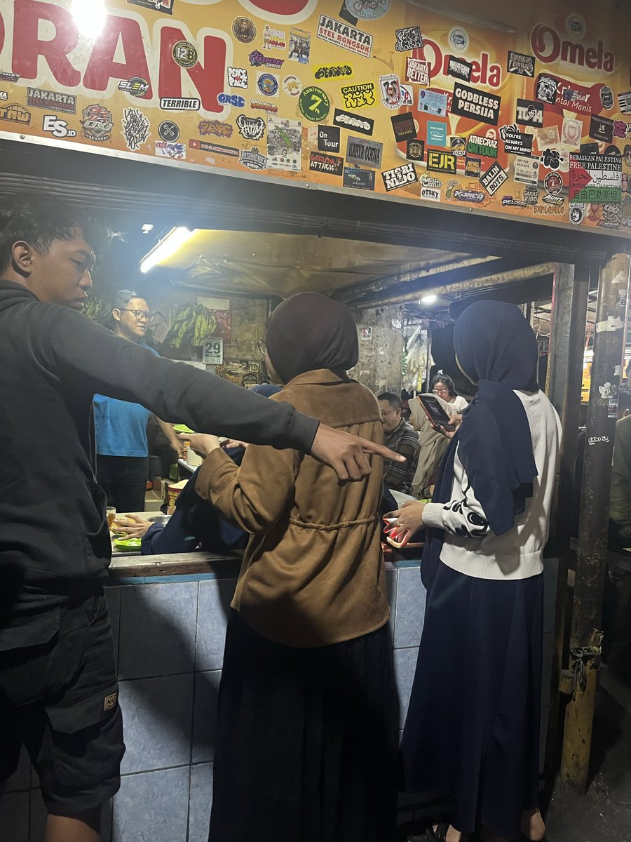 Bisikanjam's tweet photo. Today jam 21:21 WIB makan di ketan susu kemayoran, tbtb dateng segerombolan si putra siregar 🙂 lu tau apa yg nyebelin? gua gatau siapa si mba mba itu tbtb duduk sebelah gue mepet bgt nempel paha smpe gue shock kek maksud ?! Terusssss ngerekam bgt yg kayak hp dimana2 flash nyala, maksud gue, pls biarin gue nikmatin tempe goreng anget dulu😭😭😭😭😭 trs tbtb nge gruduk lah tanpa permisi dan say sorry. Sangat disayangkan ya influencer yg punya toko dimana2 tapi attitudenya minus.
@pst0re

gue sebel krn ini tempat umum dan gue bayar jg disitu dan gue duduk duluan disitu 🙂Alhasil gue ngalah, gue berdiri dalam kondisi es teh masih penuh, tempe goreng masih ada ditangan dan ketan gue masih ada di piring!! Tapi gue berdiri dan milih berdiri, karena bener2 ga nyaman kek ngusir alus 🙂🖕 pas udh dudukin tempat gue pun gada bilang makasi samsek. gws deh putra @pst0re

Gue tau kok kl influencer itu ngerekam buat kebutuhan jg, dan pasti setelah itu ketan susu nya bakal lebih rame (amiinn) Tapi yg disayangkan cmn attitude nya aja kyak gmn yaccchhh disitu ada org yahh bukan badut😭😭😭😭 kl org jawa bilang unggah-ungguh . Permisi atau gmn kek ☺️🫰🏻

cc : taurus.24jam