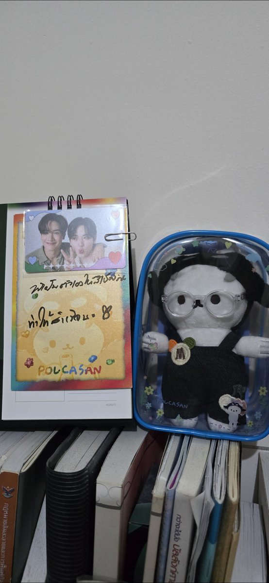 ggammkck's tweet photo. ถึง พี่เต นิววี่ โพก้าซังด้วย
'ทำสำเร็จแล้วนะ ทำตามความฝันตัวเองสำเร็จแล้ว'

ตั้งแต่วันนั้นที่ได้คุยกับพี่เตนิวเรื่องทำตามความฝันก็ตั้งใจทำมันมาตลอด  วางสิ่งนี้ไว้คอยเป็นกำลังใจไว้ที่โต๊ะอ่านหนังสือที่สามารถมองเห็นและเติมพลังอยู่เสมอ รวมถึงตุ๊กตาซังด้วย เตนิวซังเป็นกำลังใจให้สำหรับวันเหนื่อยๆเสมอจริงๆ พอวันนี้ความฝันนั้นพอเป็นรูปเป็นร่าง เลยอยากนำความสำเร็จเล็กๆนี้มาแชร์ให้กับคนที่คอยเป็นพลังให้ อย่างน้อยๆให้ได้ภูมิใจในตัวแฟนคลับคนนี้ที่ได้เติบโตมาอย่างดีด้วยความรักจากเตนิวซังรวมถึงพี่ๆน้องๆเพื่อนๆโพก้าด้วย 💙💖

@Tawan_V @new_thitipoom 
@polcasan_GMMTV