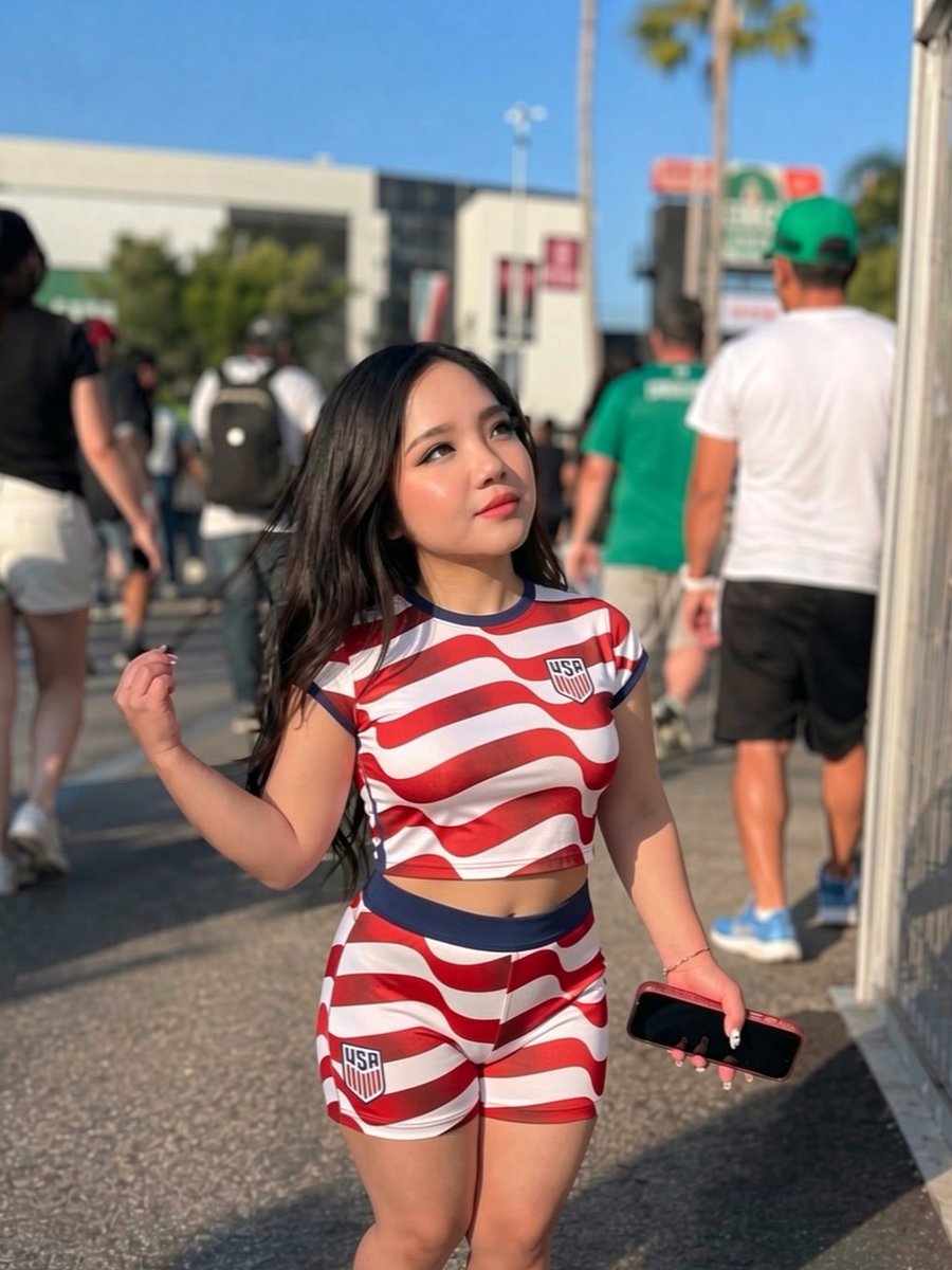 luluxtiny's tweet photo. would you actually date a dwarf? https://t.co/vFBHnQHnsd