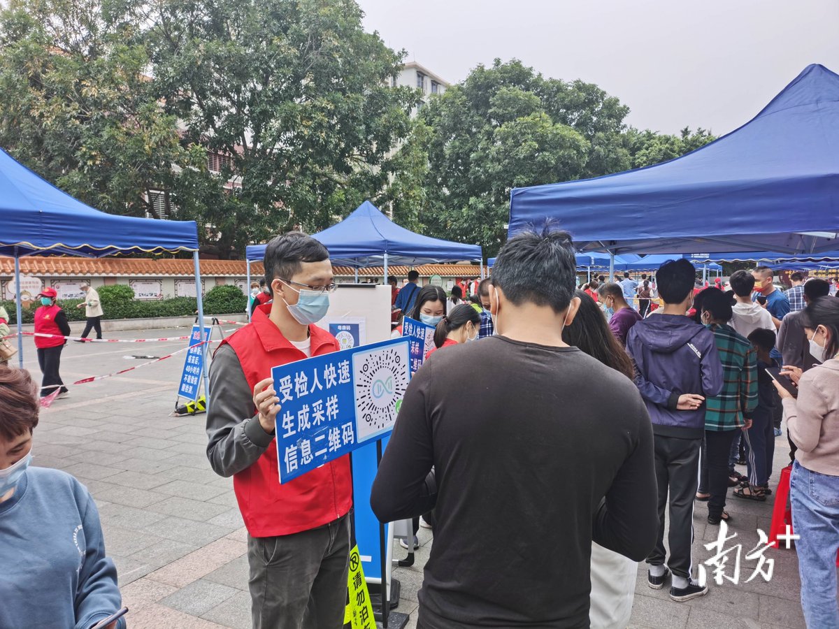 yeon__mx's tweet photo. 刚结束社区核酸采样引导志愿岗，帮老人弄完码还收到了张小朋友塞的糖，细碎的温暖最动人～ https://t.co/Shf8HCmqtr