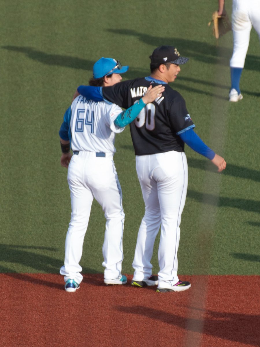 taiyaki_tyt's tweet photo. #田宮裕涼　#松山晋也
子供たちのキャッチボールみに行く時肩組んでた(^^) https://t.co/QwlSGxAH3s