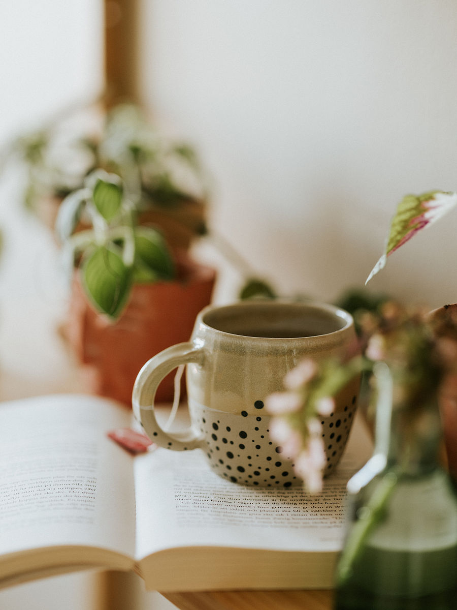 KennyBreunpp's tweet photo. Coffee and a good book on a lazy Sunday afternoon  Perfect way to slow down and recharge!， https://t.co/uWP3Mjidk9