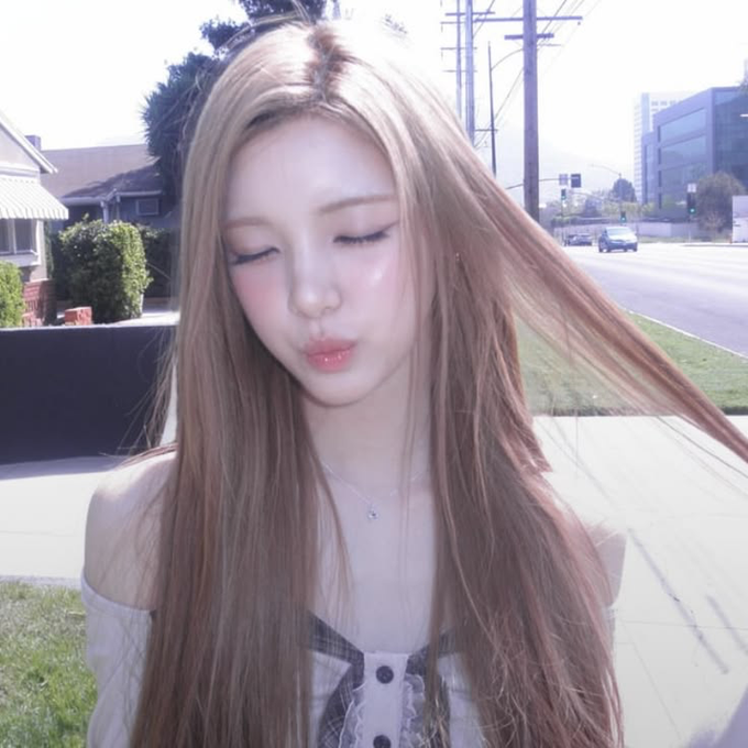 fawnyuha's tweet photo. i miss yuha digicam era so much https://t.co/ICxzY3TY14