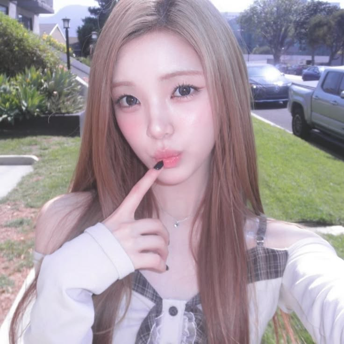 fawnyuha's tweet photo. i miss yuha digicam era so much https://t.co/ICxzY3TY14