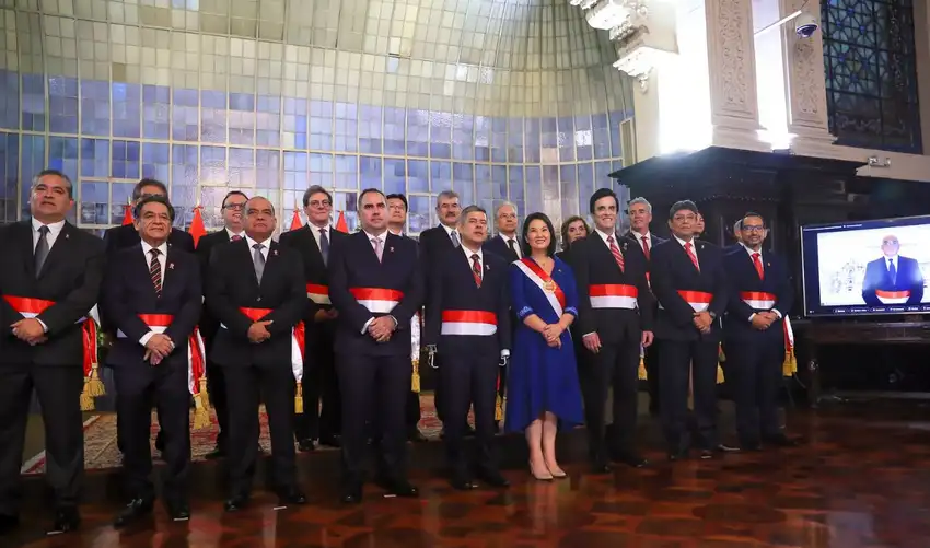 TNezerskii's tweet photo. el Ejecutivo le está pidiendo al Congreso 120 días para crear leyes nuevas él solo, sin que se puedan debatir. esto se llama "facultades legislativas" y abarca 7 temas: seguridad, empresas pequeñas, trabajo, trámites, inversión, impuestos y el mismo Estado. https://t.co/8R36hRlfeD