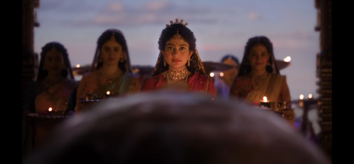 klaroliner123's tweet photo. Apparently in the Ramayan teaser, R and S are not fitting well into their characters apart from everyone else 😭😭
Such a grand trailer but it doesn’t reach that level of impact because they don’t fit well.
Leads ka ji casting Sabse galat hua 
Yash as Ravaan might be the best casting in the series