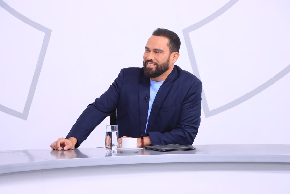 NoticieroSLV's tweet photo. "Miles de comunidades de San Salvador Centro asisten a Sivarland de forma gratuita", indica el alcalde de San Salvador Centro, @marioduran. https://t.co/OMjfV9a4U2
