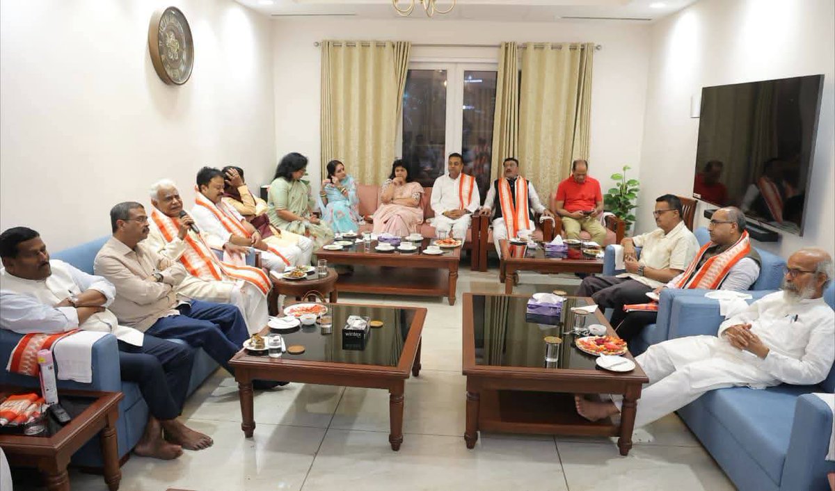 News18Odia's tweet photo. #ଦିଲ୍ଲୀରେ_ଏକାଠି_ହେଲେ_ବିଜେପିର_ଟପ୍_ବ୍ରାସ
ଦିଲ୍ଲୀରେ ଏକାଠି ହେଲେ ରାଜ୍ୟ ବିଜେପିର ଟପ୍ ବ୍ରାସ 
ମୋହନଙ୍କ ଦିଲ୍ଲୀ ଗସ୍ତକୁ ନେଇ ବଢ଼ିଲା ରାଜନୈତିକ ଚର୍ଚ୍ଚା
ବୈଠକରେ ମୁଖ୍ୟମନ୍ତ୍ରୀ ମୋହନ ମାଝୀ ଉପସ୍ଥିତ
ରାଜ୍ୟ ସଭାପତି ମନମୋହନ, ସାଂସଦ ଧର୍ମେନ୍ଦ୍ର ଉପସ୍ଥିତ

#BJP #MohanMajhi #DharmendraPradhan #ManmohanSamal #Delhi #OdishaPolitics #BreakingNews