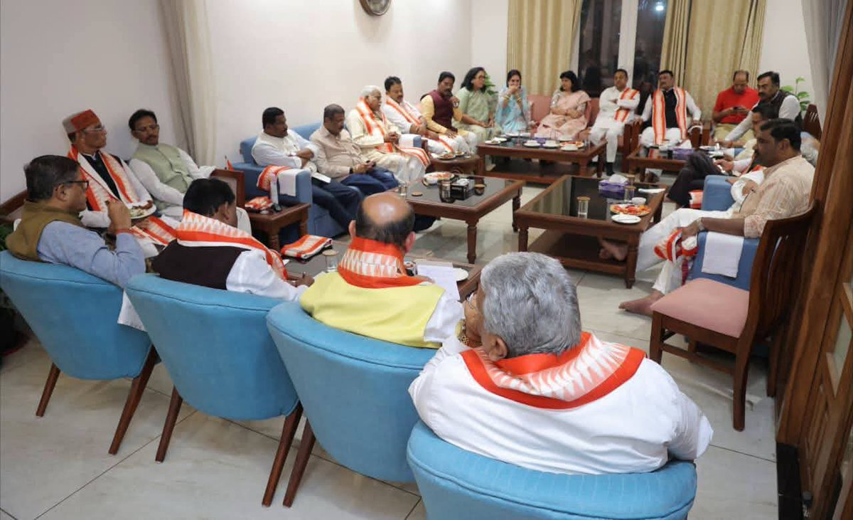News18Odia's tweet photo. #ଦିଲ୍ଲୀରେ_ଏକାଠି_ହେଲେ_ବିଜେପିର_ଟପ୍_ବ୍ରାସ
ଦିଲ୍ଲୀରେ ଏକାଠି ହେଲେ ରାଜ୍ୟ ବିଜେପିର ଟପ୍ ବ୍ରାସ 
ମୋହନଙ୍କ ଦିଲ୍ଲୀ ଗସ୍ତକୁ ନେଇ ବଢ଼ିଲା ରାଜନୈତିକ ଚର୍ଚ୍ଚା
ବୈଠକରେ ମୁଖ୍ୟମନ୍ତ୍ରୀ ମୋହନ ମାଝୀ ଉପସ୍ଥିତ
ରାଜ୍ୟ ସଭାପତି ମନମୋହନ, ସାଂସଦ ଧର୍ମେନ୍ଦ୍ର ଉପସ୍ଥିତ

#BJP #MohanMajhi #DharmendraPradhan #ManmohanSamal #Delhi #OdishaPolitics #BreakingNews
