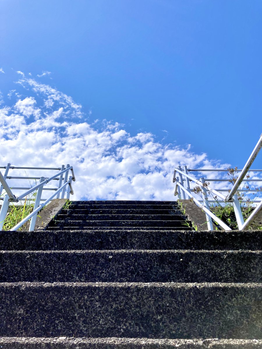 NumazuArt's tweet photo. 今朝も暑くなっています沼津です。
空は完全に夏色で意識して日陰を歩かないと知らず内に水分を持っていかれていますね。夏の色彩と空気感は好きなんですがいかんせん外を歩くのに対策が必要な感じです。

今日も額縁や額装やっています。よろしくお願いします。 https://t.co/iSzM566oYD