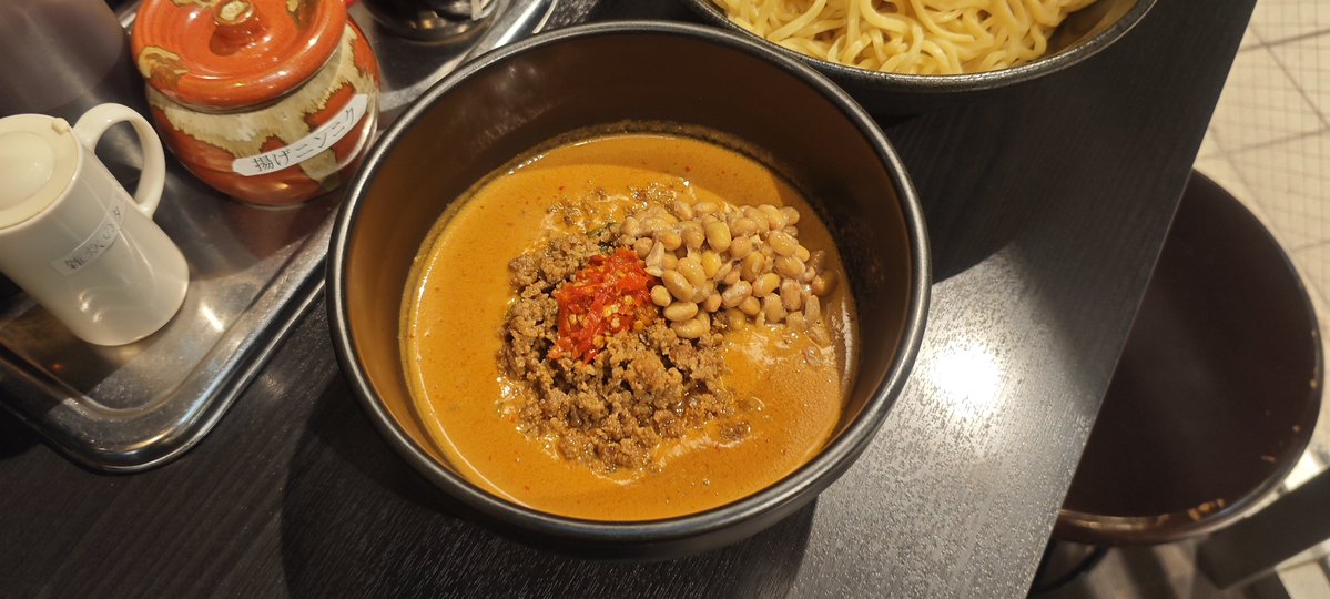 totsukatenryu's tweet photo. 食欲が落ちてると思ったらつけ麺に納豆トッピングがオススメ👍
劇辛濃厚が納豆でビックリするぐらい食べやすくなります🤤
(辛さが落ちつく訳ではありません🌶️🌶️🌶️)
そんな地獄は11時開門‼️
#地獄で会おう https://t.co/6gSm5q1M9u