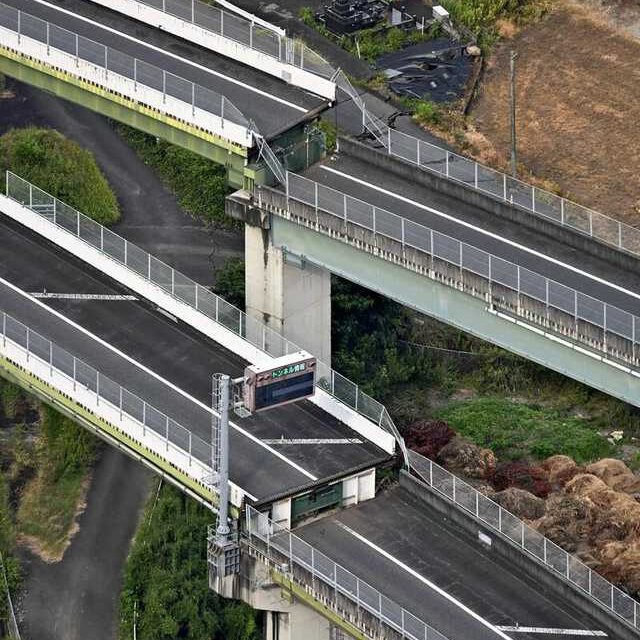 gari09tr's tweet photo. 阪神大震災で倒壊した高速道路が今回の熊本地震でも倒れてないんだから色々耐震技術の成果なんだろうね https://t.co/c69quscfup