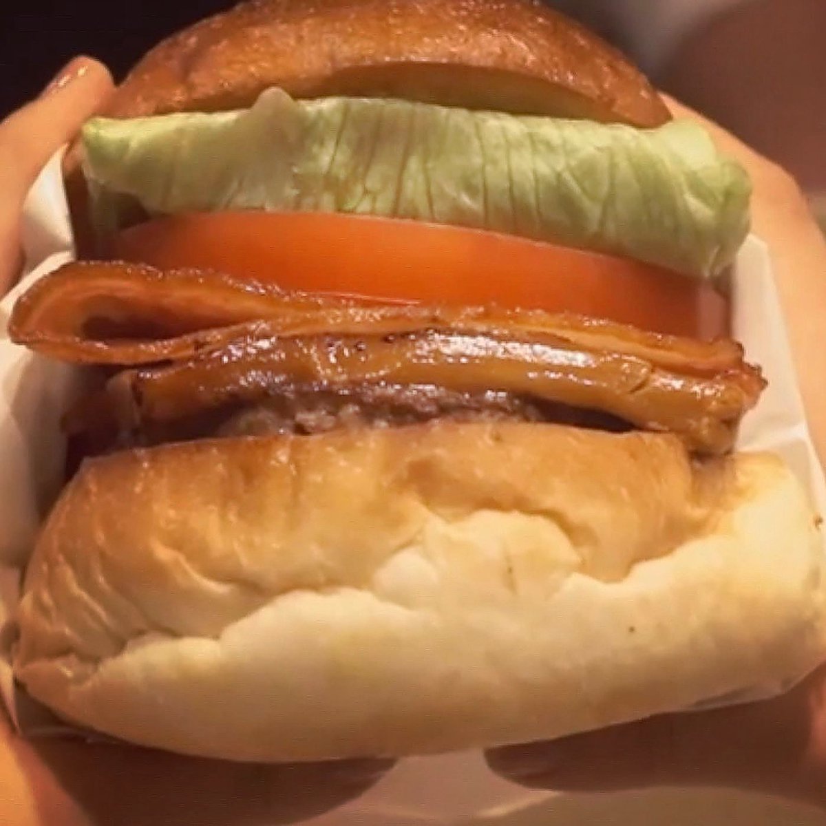 no18hamburger's tweet photo. 本日(7/30木)
11:00〜15:00(L.o) 16:00(close)
(売り切れ次第終了)
での営業です。
終日テイクアウト無し
【現金会計】

美味しいハンバーガーは、、ありまぁす！
どうぞ〜！

#池袋
#ハンバーガー
#tokyostyleburgers https://t.co/zwsOnuRO8n