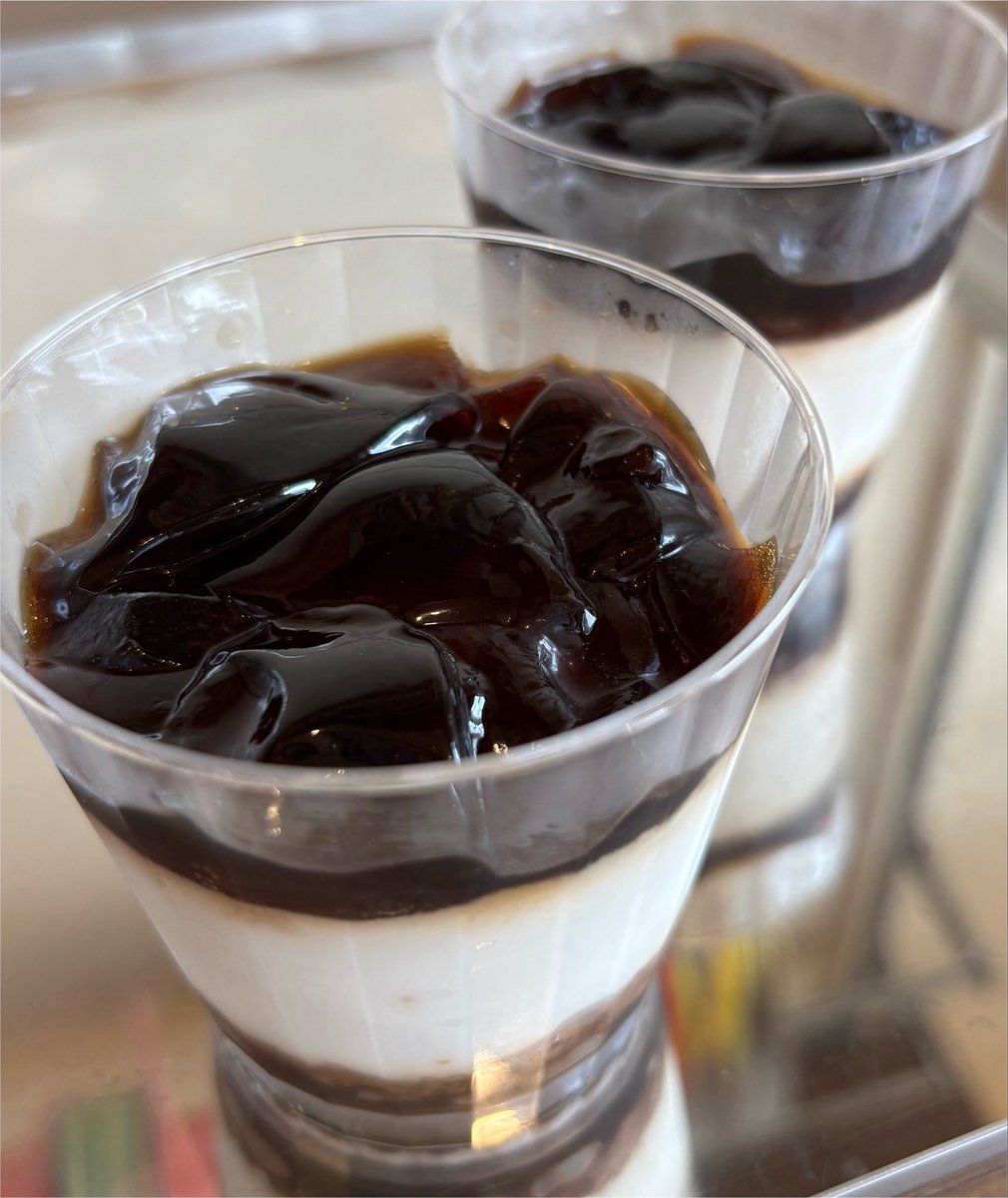 famillecake's tweet photo. こんにちは。
今日も暑い日になりました。
そんな
暑い季節にぴったりのケーキ
コーヒーとココナッツです。

コーヒーゼリー
美味しいよね。 https://t.co/FAiRtyFdMA