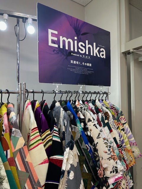 mucs01's tweet photo. リエゾンデスク武蔵野です🌻
👘卒業袴展示会を追加開催中‼
【日程】7月30日(木)〜7月31日(金) 
【場所】8号館3階 8306教室 
【時間】11:00〜17:00(最終受付16:30) 
素敵な衣装がたくさん✨
自分のお気に入りの組み合わせを見つけてください🌸
ご試着お待ちしてます  
#マイム #京都さがの館 #アンジュ https://t.co/bHhssYoOuk