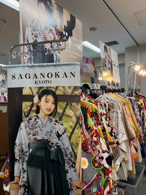 mucs01's tweet photo. リエゾンデスク武蔵野です🌻
👘卒業袴展示会を追加開催中‼
【日程】7月30日(木)〜7月31日(金) 
【場所】8号館3階 8306教室 
【時間】11:00〜17:00(最終受付16:30) 
素敵な衣装がたくさん✨
自分のお気に入りの組み合わせを見つけてください🌸
ご試着お待ちしてます  
#マイム #京都さがの館 #アンジュ https://t.co/bHhssYoOuk