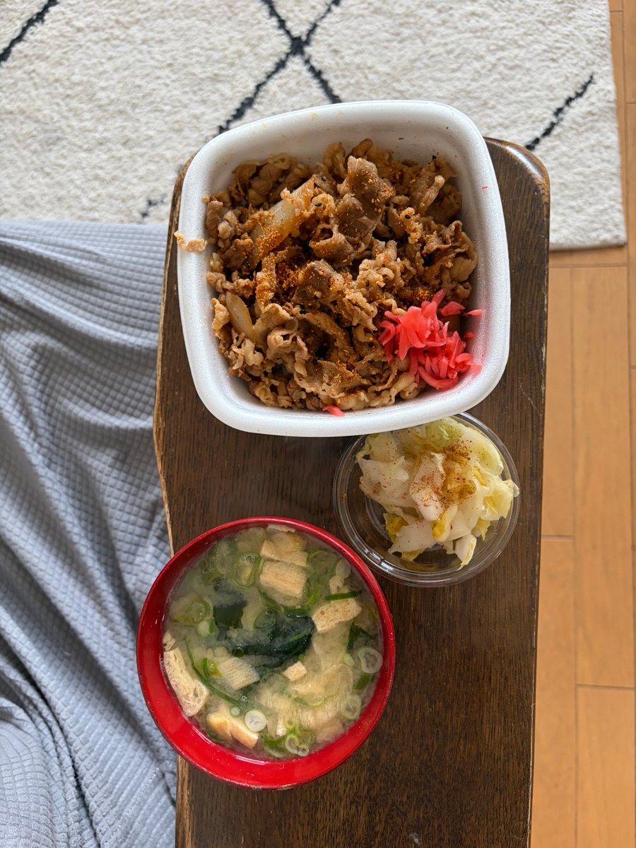 yukineko0502's tweet photo. 朝から数学お勉強2時間、だりーし吉牛　アタマ大盛りにお新香つけて、金券使い320円昼メシでがんす。唐揚げ南蛮タルタルはヘビーやからやめにしたでがんす😌😳🫡 https://t.co/LEXqSOFSY7