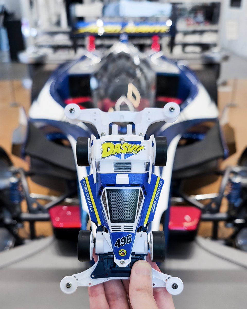 mini4wd's tweet photo. おはヨンク☀️
暑い日が続いていますね。熱中症対策＆こまめな水分補給を忘れずに。今日も一日よろしくお願いいたします！

写真は来月発売の #ミニ四駆『ゼンペラー3 ポリカボディスペシャル（VZシャーシ）-レーサーミニ四駆40周年記念-』と『1/1 エアロ ア��ンテ』です🏁 https://t.co/VAq7eBXZUH