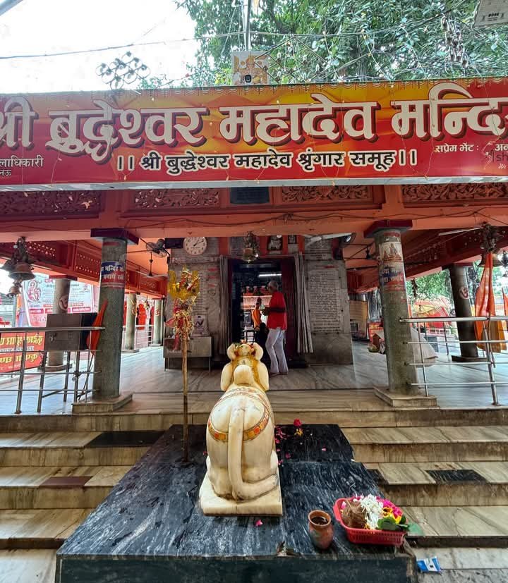 astroraj's tweet photo. शिव जी का प्रिय माह श्रावण प्रारंभ.
लखनऊ स्थित बुद्धेश्वर मंदिर, यहाँ माता सीता ने निर्वासित होकर बाल्मीकि आश्रम बिठूर जाते समय शिवलिंग स्थापित करके बुधवार को शिव पूजन किया था. मान्यता है कि शिव जी को भस्मासुर से बचने की युक्ति इसी स्थान पर सूझी थी. पूरे माह यहाँ मेला लगता है. https://t.co/V6zFJC8ezP