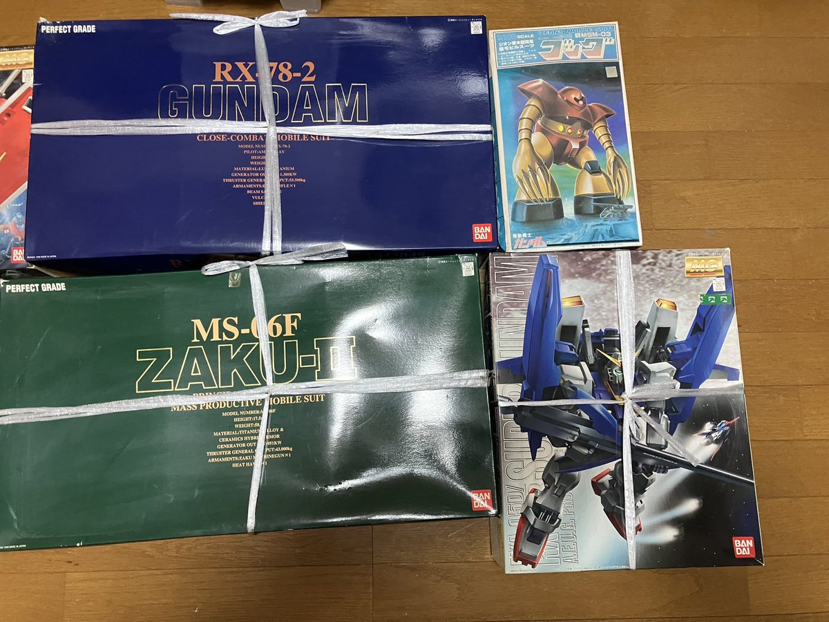 Kei_TX's tweet photo. 仕事先の先方から遺品整理でガンプラもらって欲しいとの話をいただき受け取ったらまさかの品々
しかも全部未組み立て
パッケージで飾るのが好きだったという話を聞いた後だと流石に組めない…
しばらくは大事に管理しておこうと思います https://t.co/9HO7Fv7Ate