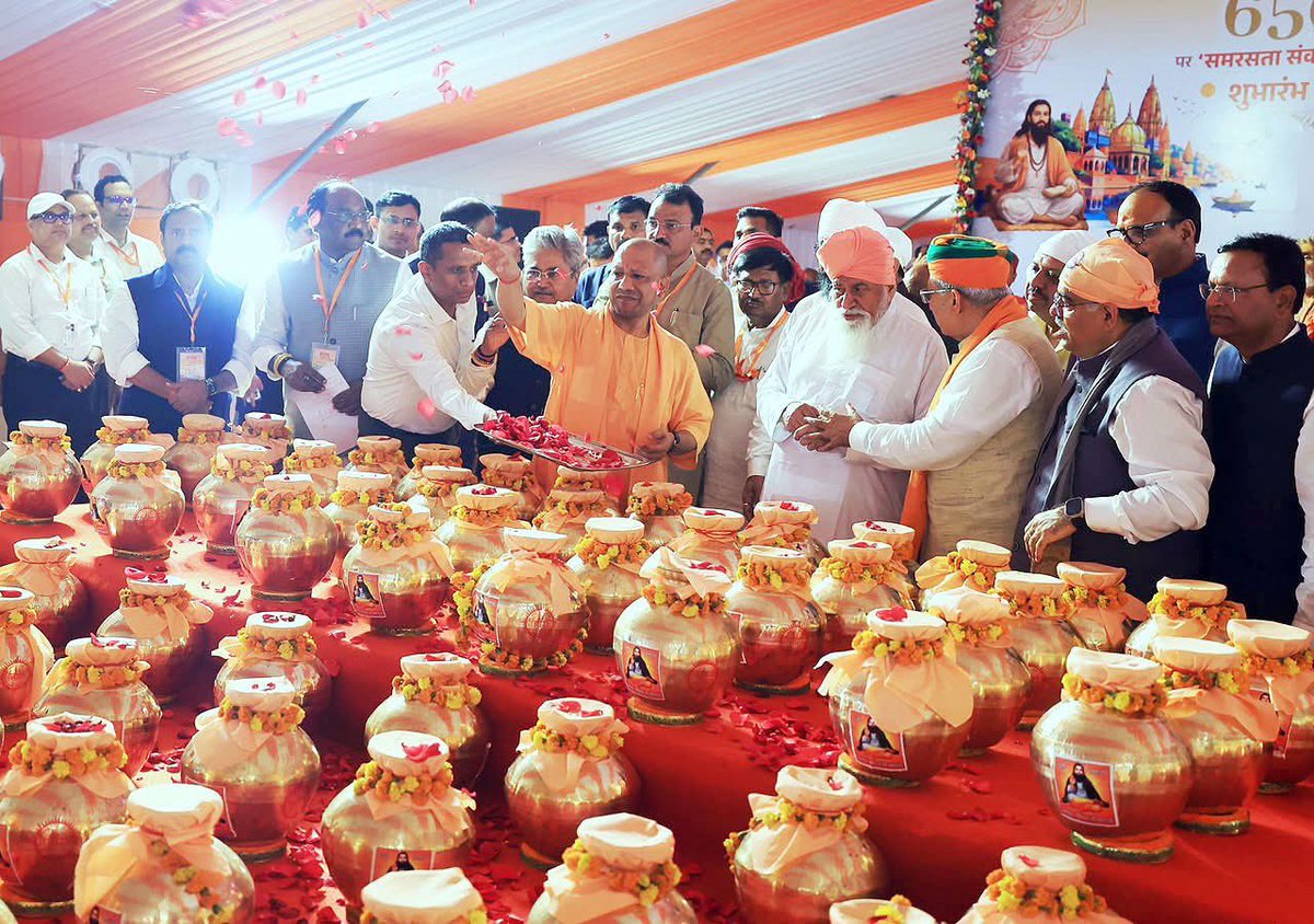 ChTarunKumarBJP's tweet photo. उत्तर प्रदेश के माननीय मुख्यमंत्री @myogiadityanath जी ने काशी में किया 'समरसता संकल्प अभियान' का शुभारंभ

पूरे भारत में जाएगी संत रविदास जी की जन्मस्थली की मिट्टी, देगी समरसता का संदेश https://t.co/xIPF5P2YYn
