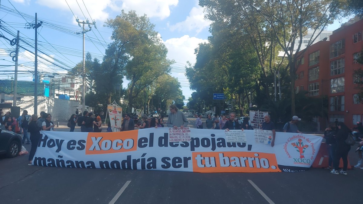 criticacap's tweet photo. Habitantes del Pueblo de #Xoco en @BJAlcaldia bloquean Av. México-Coyoacán, protestan contra construcción de 352 departamentos, en la zona ya existe escasez de #agua y conflicto vial, la obra "Archandel Del Valle" es administrada por quienes construyeron la Torre "Mitikah" https://t.co/5MwH9DdsMF