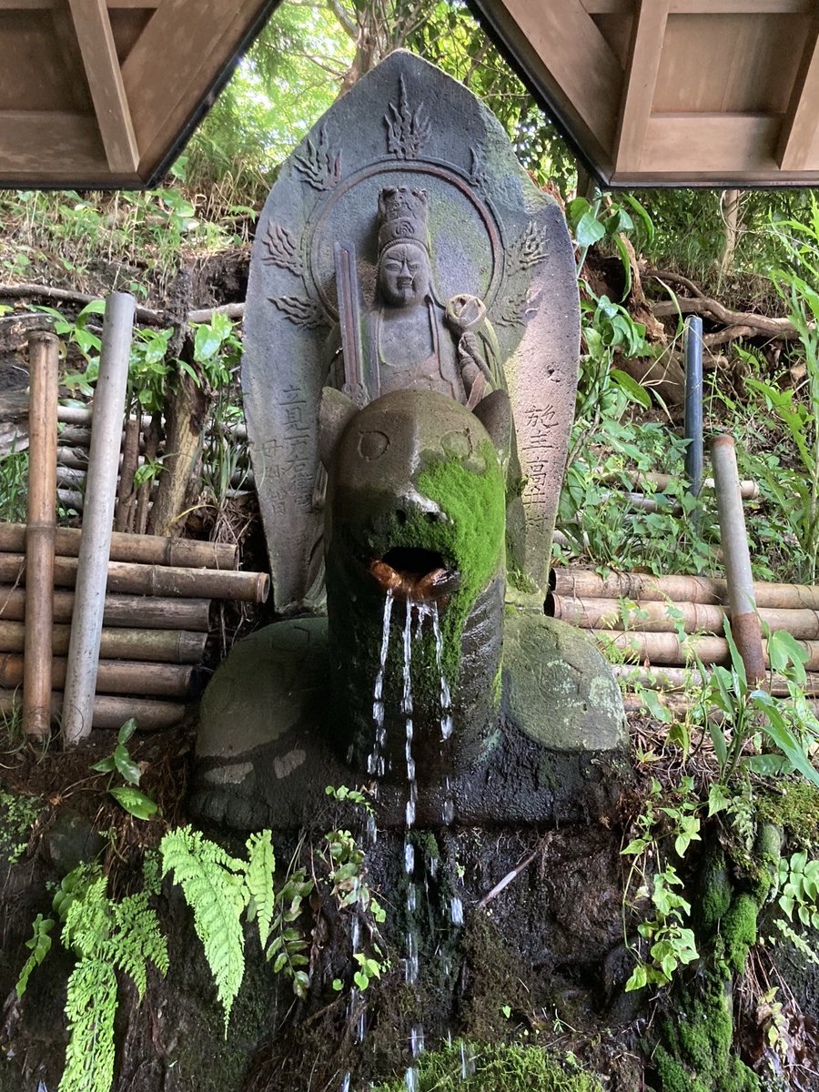 imadashirazu's tweet photo. そこに才能がいるから気をつけて。街道から集落へ向かう林道にはそんな警告がいくつもあった。この人には何かある、確実に。そんな才能の棘を落とす宥め歌が永く伝承されてきた地域を訪ねてまずは土地のよだれさまに手をあわせる。才能に咬まれた者はこのよだれで浄めなければ嫌な雰囲気を出すらしい。 https://t.co/yNxVcS66xw