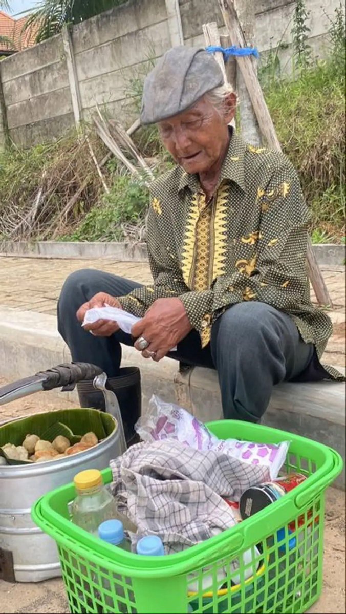 mamahmuda1_'s tweet photo. hi temen², aku mau cerita tadi pas berangkat kerja ga sengaja ketemu mbah² jualan pempek² terus aku tanyain kan, "Mbah pempeknya sudah laku berapa?"
terus beliau jawab "belum ada yang beli mas" yaudah akhirnya ku beli dan mbahnya cerita² kalau dia dirumah hanya tinggal berdua dengan istrinya yang sedang sakit diabetes, beliau juga kerja untuk berobat istrinya padahal sudah 3 minggu tidak kerumah sakit untuk berobat, karena tidak punya uang. iseng² aku tanya "mbah kalo jualan untngnya brp?￼
terus beliau jawab, "untungnya gak nentu mas kadang juga gak laku" 😭 disitu hatiku langsung tersentuh, kata beliau "yang penting bisa makan" dan akhirnya pempeknya ku beli gak banyak, karna uangku juga ga terlalu banyak karna ini akhir bulan.￼
cc: satriamahardika___