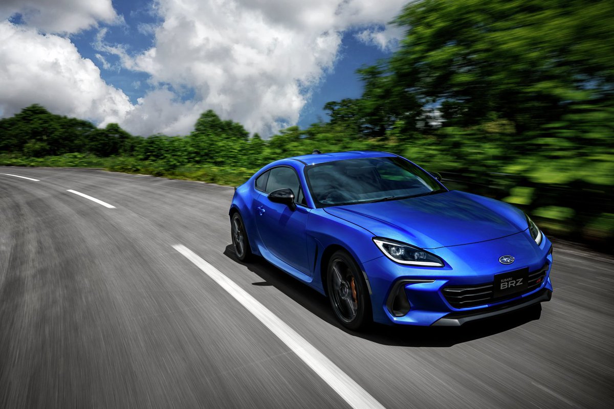 SUBARU_CORP's tweet photo. 【発表】「SUBARU BRZ」改良モデルが登場！ 

誰もが愉しめるFRピュアスポーツカーがさらに進化を遂げました。
運転支援システム「アイサイト」の機能強化で安全性能を向上。

さらにモータースポーツの知見を活かして、走りの操作性も磨き上げています。 https://t.co/7yKvRoNapu