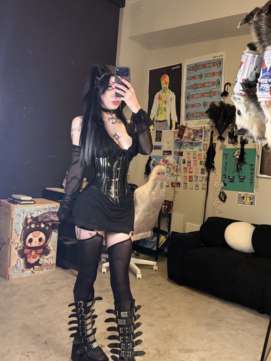 raywaste_'s tweet photo. @Lunaagothy i want the same outfit as urs https://t.co/pvRBgHm1pj