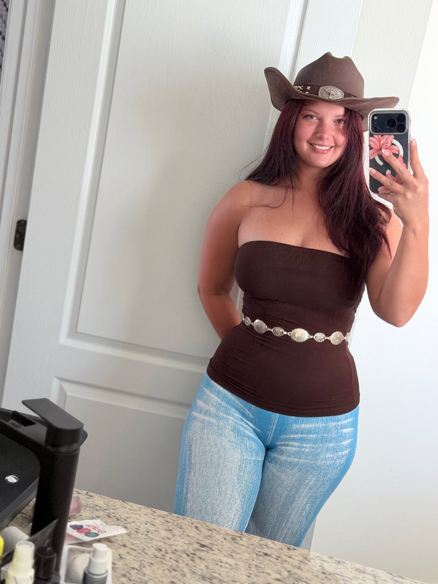 emjaybird's tweet photo. Are country girls your type?? https://t.co/JgQiDQBULK