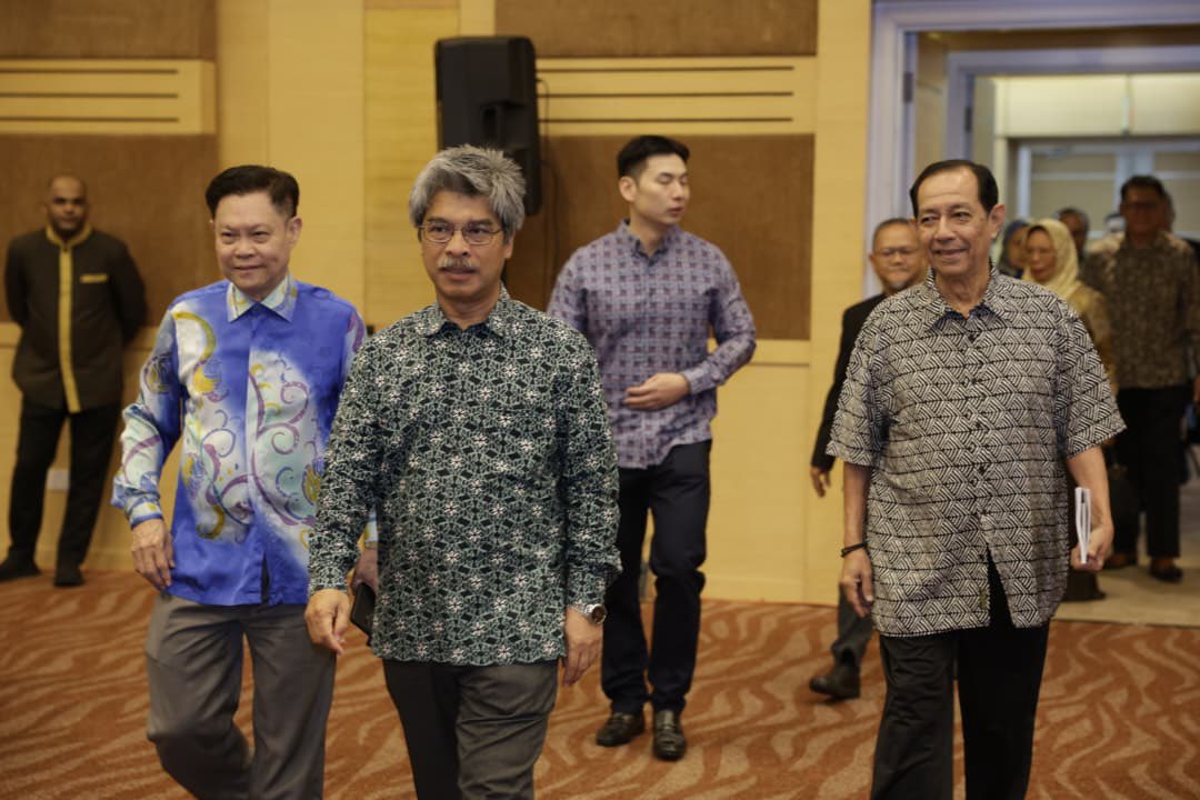 ukm_my's tweet photo. 𝐒𝐢𝐝𝐚𝐧𝐠 𝐊𝐞𝐦𝐮𝐧𝐜𝐚𝐤 𝐄𝐒𝐆 𝐌𝐀𝐏𝐀𝐍 𝟐𝟎𝟐𝟔 𝐌𝐞𝐥𝐚𝐛𝐮𝐡𝐤𝐚𝐧 𝐓𝐢𝐫𝐚𝐢

Sidang Kemuncak ESG MAPAN 2026 menutup tirainya selepas dua hari menjadi platform kolaborasi kerajaan, industri, NGO dan ahli akademik dalam memacu agenda ESG negara.

Naib Canselor UKM, Prof. Dato' Dr. Sufian Jusoh berkata, sidang kemuncak ini membuktikan bahawa kerjasama erat antara kerajaan, industri, NGO dan institusi akademik mampu menjadi pemangkin kepada pelaksanaan agenda ESG yang lebih berkesan.

Sidang kemuncak ini turut menjadi platform nasional untuk memperkukuh pelaksanaan ESG merentas pelbagai sektor, menggalakkan pembangunan penyelesaian berasaskan penyelidikan, mempromosikan inovasi dan amalan terbaik, serta meningkatkan kefahaman mengenai National Sustainability Reporting Framework (NSRF).

Majlis turut menyaksikan penyampaian Decarbonisation Award Ceremony bagi kategori Climate Awareness sebagai pengiktirafan kepada individu dan organisasi yang menunjukkan komitmen dalam meningkatkan kesedaran terhadap usaha penyahkarbonan.

Turut hadir, Penaung MAPAN, Prof. Emeritus Tan Sri Dato' Dzulkifli Abdul Razak; Pengasas dan Pengerusi MAPAN, Dr. Ben Ong Joo Hock; serta Pengarah Institut Alam Sekitar dan Pembangunan (LESTARI), Prof. ChM. Dr. Goh Choo Ta.

#Tekad57 
#UniversitiKebangsaanMalaysia
#ImanIlmuAmal
#UKM
#UKMSharing