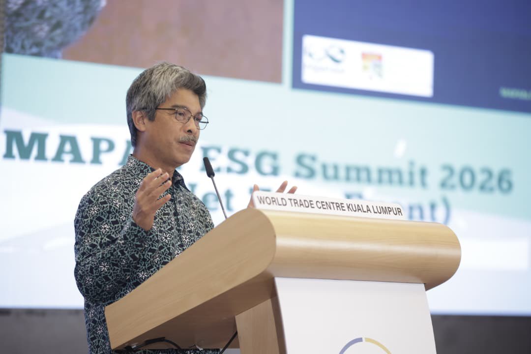 ukm_my's tweet photo. 𝐒𝐢𝐝𝐚𝐧𝐠 𝐊𝐞𝐦𝐮𝐧𝐜𝐚𝐤 𝐄𝐒𝐆 𝐌𝐀𝐏𝐀𝐍 𝟐𝟎𝟐𝟔 𝐌𝐞𝐥𝐚𝐛𝐮𝐡𝐤𝐚𝐧 𝐓𝐢𝐫𝐚𝐢

Sidang Kemuncak ESG MAPAN 2026 menutup tirainya selepas dua hari menjadi platform kolaborasi kerajaan, industri, NGO dan ahli akademik dalam memacu agenda ESG negara.

Naib Canselor UKM, Prof. Dato' Dr. Sufian Jusoh berkata, sidang kemuncak ini membuktikan bahawa kerjasama erat antara kerajaan, industri, NGO dan institusi akademik mampu menjadi pemangkin kepada pelaksanaan agenda ESG yang lebih berkesan.

Sidang kemuncak ini turut menjadi platform nasional untuk memperkukuh pelaksanaan ESG merentas pelbagai sektor, menggalakkan pembangunan penyelesaian berasaskan penyelidikan, mempromosikan inovasi dan amalan terbaik, serta meningkatkan kefahaman mengenai National Sustainability Reporting Framework (NSRF).

Majlis turut menyaksikan penyampaian Decarbonisation Award Ceremony bagi kategori Climate Awareness sebagai pengiktirafan kepada individu dan organisasi yang menunjukkan komitmen dalam meningkatkan kesedaran terhadap usaha penyahkarbonan.

Turut hadir, Penaung MAPAN, Prof. Emeritus Tan Sri Dato' Dzulkifli Abdul Razak; Pengasas dan Pengerusi MAPAN, Dr. Ben Ong Joo Hock; serta Pengarah Institut Alam Sekitar dan Pembangunan (LESTARI), Prof. ChM. Dr. Goh Choo Ta.

#Tekad57 
#UniversitiKebangsaanMalaysia
#ImanIlmuAmal
#UKM
#UKMSharing
