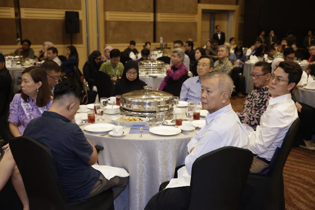 ukm_my's tweet photo. 𝐒𝐢𝐝𝐚𝐧𝐠 𝐊𝐞𝐦𝐮𝐧𝐜𝐚𝐤 𝐄𝐒𝐆 𝐌𝐀𝐏𝐀𝐍 𝟐𝟎𝟐𝟔 𝐌𝐞𝐥𝐚𝐛𝐮𝐡𝐤𝐚𝐧 𝐓𝐢𝐫𝐚𝐢

Sidang Kemuncak ESG MAPAN 2026 menutup tirainya selepas dua hari menjadi platform kolaborasi kerajaan, industri, NGO dan ahli akademik dalam memacu agenda ESG negara.

Naib Canselor UKM, Prof. Dato' Dr. Sufian Jusoh berkata, sidang kemuncak ini membuktikan bahawa kerjasama erat antara kerajaan, industri, NGO dan institusi akademik mampu menjadi pemangkin kepada pelaksanaan agenda ESG yang lebih berkesan.

Sidang kemuncak ini turut menjadi platform nasional untuk memperkukuh pelaksanaan ESG merentas pelbagai sektor, menggalakkan pembangunan penyelesaian berasaskan penyelidikan, mempromosikan inovasi dan amalan terbaik, serta meningkatkan kefahaman mengenai National Sustainability Reporting Framework (NSRF).

Majlis turut menyaksikan penyampaian Decarbonisation Award Ceremony bagi kategori Climate Awareness sebagai pengiktirafan kepada individu dan organisasi yang menunjukkan komitmen dalam meningkatkan kesedaran terhadap usaha penyahkarbonan.

Turut hadir, Penaung MAPAN, Prof. Emeritus Tan Sri Dato' Dzulkifli Abdul Razak; Pengasas dan Pengerusi MAPAN, Dr. Ben Ong Joo Hock; serta Pengarah Institut Alam Sekitar dan Pembangunan (LESTARI), Prof. ChM. Dr. Goh Choo Ta.

#Tekad57 
#UniversitiKebangsaanMalaysia
#ImanIlmuAmal
#UKM
#UKMSharing