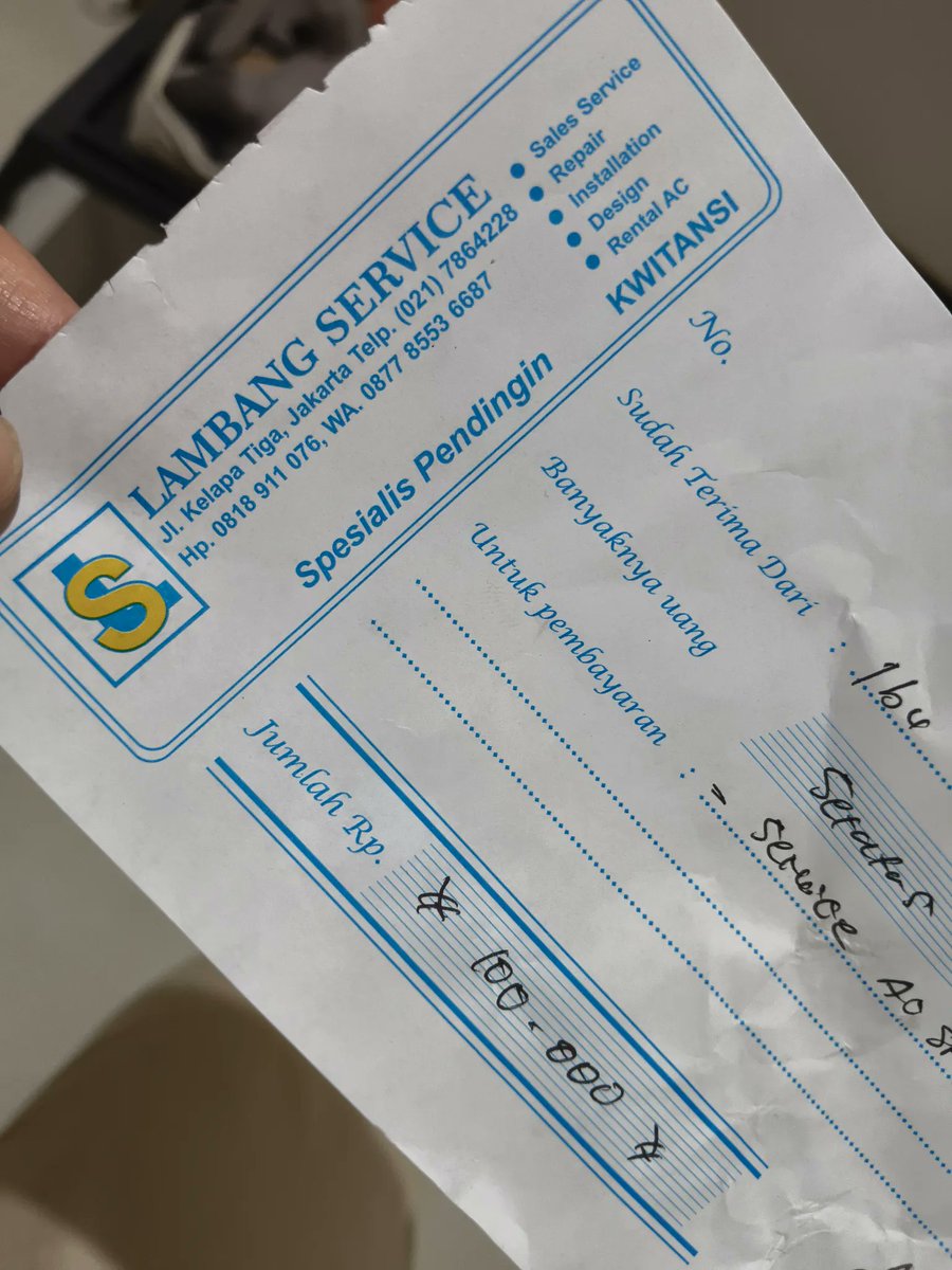 Catatantengahml's tweet photo. Abang gue langganan dari 2016 baru kemaren ganti freon. Pernah minta benerin mesin es kristal, abangnya dateng ke rumah ngecek smuanya. Ternyata masalahnya krn arus listrik rumah gak stabil, akhirnya ga ada yg dibenerin. Pas gue kasih duit buat ongkos abangnya, ditolak. Gue pikir kayak abang2 lainnya, maunya dipaksa. Abangnya kesel: "saya kesini gak benerin apa2, saya gak mau terima bayaran. Kalo ibu maksa, saya gak mau kesini lagi." Akhirnya gue cm minta maap n makasih.

cc : daisysunlite88