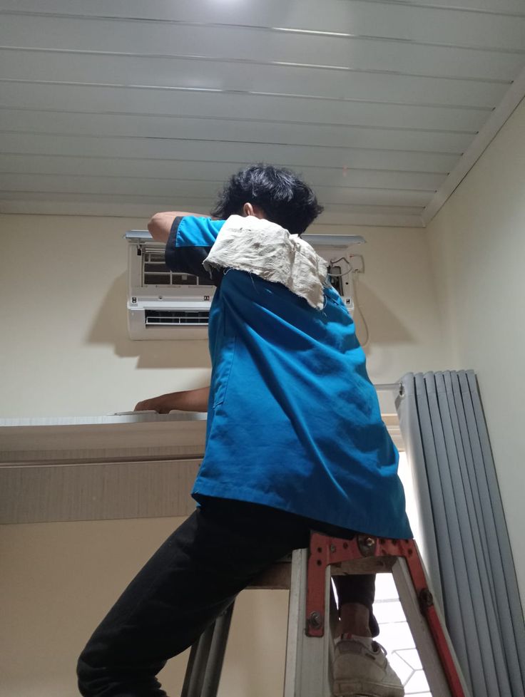 Catatantengahml's tweet photo. Abang gue langganan dari 2016 baru kemaren ganti freon. Pernah minta benerin mesin es kristal, abangnya dateng ke rumah ngecek smuanya. Ternyata masalahnya krn arus listrik rumah gak stabil, akhirnya ga ada yg dibenerin. Pas gue kasih duit buat ongkos abangnya, ditolak. Gue pikir kayak abang2 lainnya, maunya dipaksa. Abangnya kesel: "saya kesini gak benerin apa2, saya gak mau terima bayaran. Kalo ibu maksa, saya gak mau kesini lagi." Akhirnya gue cm minta maap n makasih.

cc : daisysunlite88