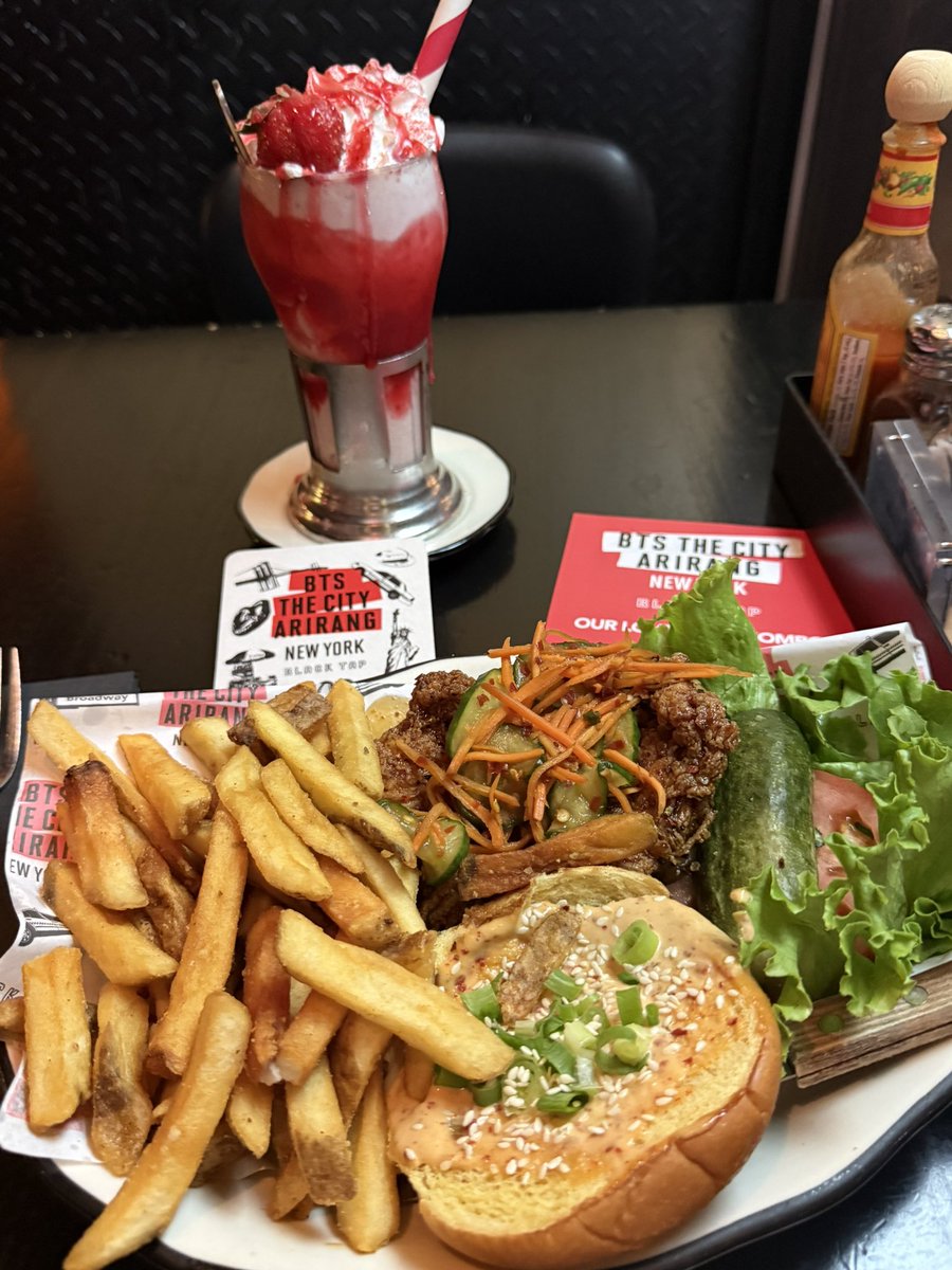 CYPHERS_DDAENG3's tweet photo. yummy delicious dinner at Black Tap Craft Burgers & Beer for BTS  THE CITY ARIRANG menu. Free ARIRANG saucer?  🍔🍨🍓

“ OUR LOVE SONG COMBO” 
$38 

K-TOWN CHICKEN SANDWICH
crispy chicken, honey soy garlic glaze, korean pickled cucumber, scallion, sesame, kimchi spice, kimchi aioli, served with fries

STRAWBERRY CHEESECAKE CLASSIC SHAKE

📍: 45 W 35th St, New York, NY 10001, United States

#BTS_THECITY_ARIRANG #BTS_THECITY_ARIRANG_NEWYORK #WELCOMEPARTY