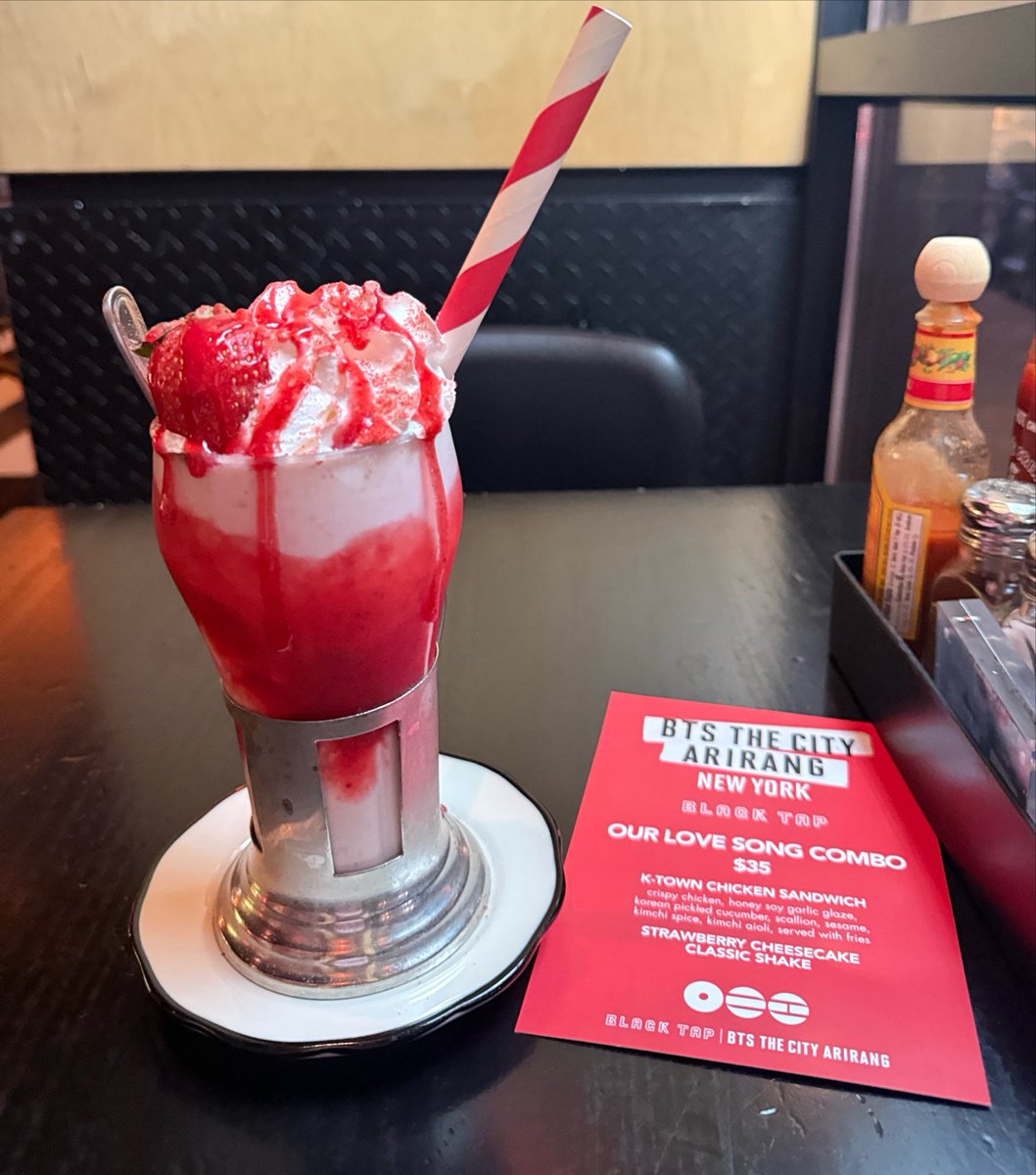 CYPHERS_DDAENG3's tweet photo. yummy delicious dinner at Black Tap Craft Burgers & Beer for BTS  THE CITY ARIRANG menu. Free ARIRANG saucer?  🍔🍨🍓

“ OUR LOVE SONG COMBO” 
$38 

K-TOWN CHICKEN SANDWICH
crispy chicken, honey soy garlic glaze, korean pickled cucumber, scallion, sesame, kimchi spice, kimchi aioli, served with fries

STRAWBERRY CHEESECAKE CLASSIC SHAKE

📍: 45 W 35th St, New York, NY 10001, United States

#BTS_THECITY_ARIRANG #BTS_THECITY_ARIRANG_NEWYORK #WELCOMEPARTY