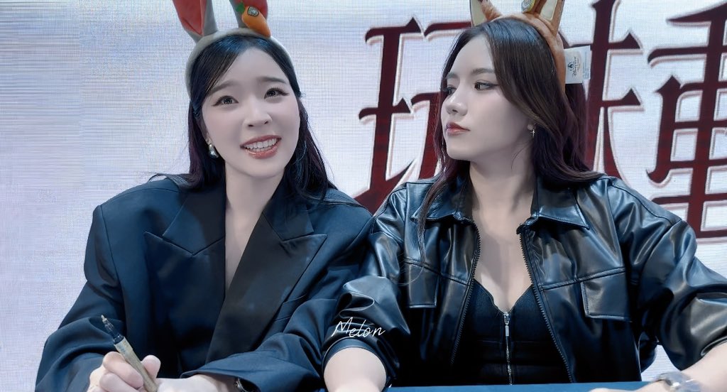 Momooo425's tweet photo. While signing autographs, P'Mie kept glancing over beside her, then nodded in satisfaction. Could it be that the rabbit is just too adorable?🦊🐰

#WANVxMieAya
#MieAya #miephat #ayaorapan
#PlusA https://t.co/c1HAblXT9n