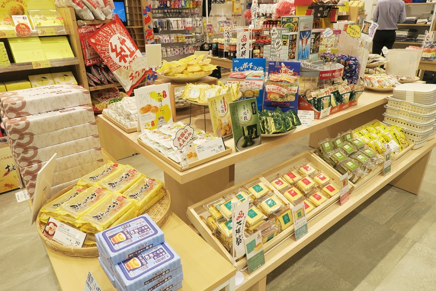lmaga_jp's tweet photo. JR大阪駅直結 ❬❰ 大阪土産ショップ ❱❭🐙
バラ売りが地元民も楽しい！

KITTE大阪に7/28オープン「akinai大阪」
銘菓を1個・100円台〜購入できる
👉https://t.co/PujMObr1i8 https://t.co/9uj9PdEUV1